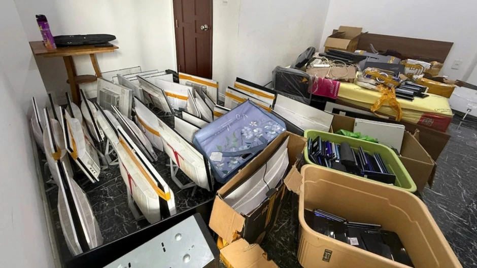 Phát hiện gần 100 người nước ngoài thuê khách sạn, lắp máy móc nghi lừa đảo mạng Phát hiện gần 100 người nước ngoài thuê khách sạn, lắp máy móc nghi lừa đảo mạng