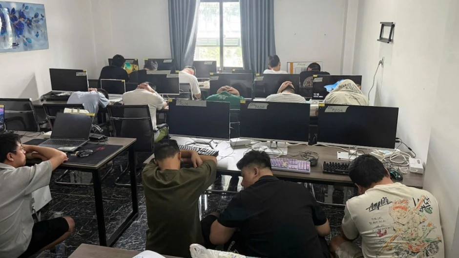 Phát hiện gần 100 người nước ngoài thuê khách sạn, lắp máy móc nghi lừa đảo mạng Phát hiện gần 100 người nước ngoài thuê khách sạn, lắp máy móc nghi lừa đảo mạng