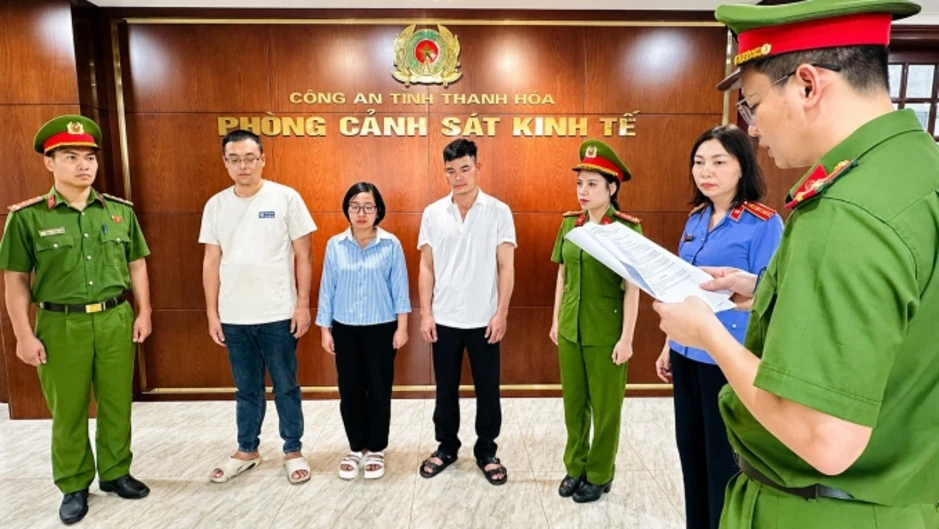 Phát hiện gần 6.000 tấn chất thải từ trại lợn 'xả bẩn' ra môi trường