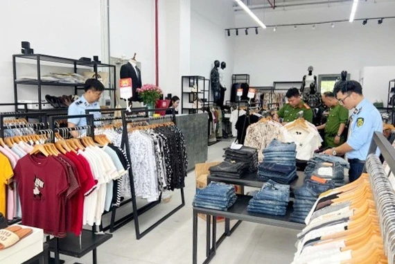Phát hiện hai cơ sở bán quần áo giả nhãn hiệu Lacoste, Adidas Phát hiện hai cơ sở bán quần áo giả nhãn hiệu Lacoste, Adidas