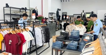 Phát hiện hai cơ sở bán quần áo giả nhãn hiệu Lacoste, Adidas