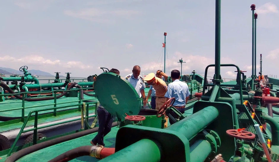 Phát hiện hai tàu chứa 10.000 lít dầu không rõ nguồn gốc Phát hiện hai tàu chứa 10.000 lít dầu không rõ nguồn gốc