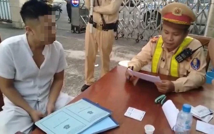 Phát hiện heroin cùng 2 khẩu súng đã nạp đạn khi khám xét nhà 'con nghiện'
