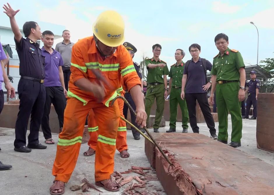 Phát hiện hơn 1,1 tấn ngà voi giấu trong lô gỗ nhập khẩu từ Congo Phát hiện hơn 1,1 tấn ngà voi giấu trong lô gỗ nhập khẩu từ Congo