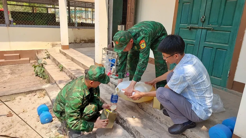 Phát hiện hơn 1.600 lít hóa chất nghi xăng RON 95 giấu trong vườn chuối Phát hiện hơn 1.600 lít hóa chất nghi xăng RON 95 giấu trong vườn chuối