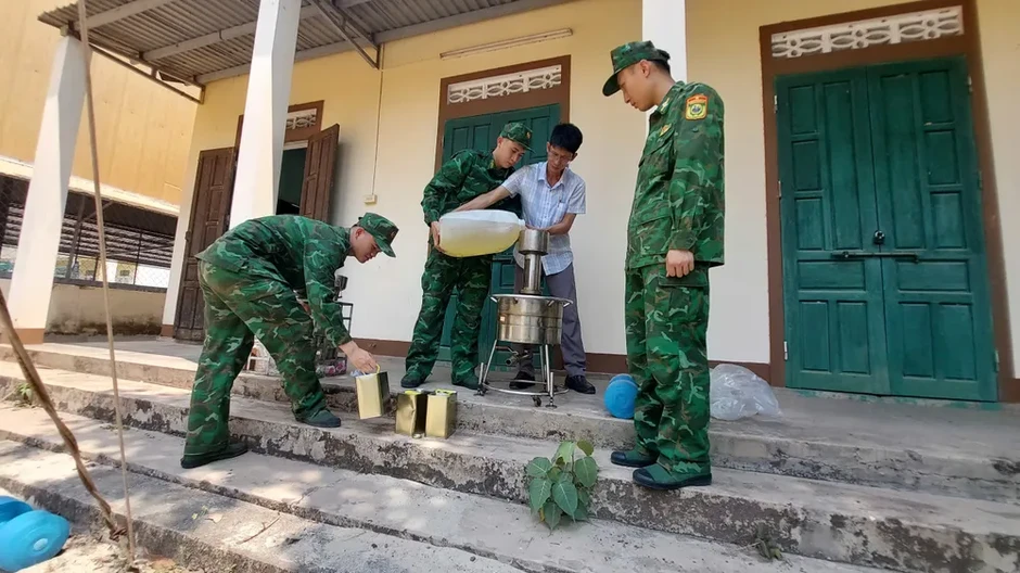 Phát hiện hơn 1.600 lít hóa chất nghi xăng RON 95 giấu trong vườn chuối Phát hiện hơn 1.600 lít hóa chất nghi xăng RON 95 giấu trong vườn chuối