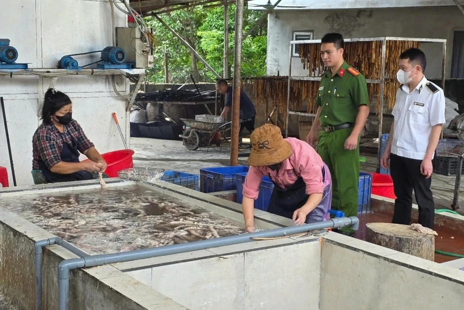 Phát hiện hơn 3 tấn lòng lợn bốc mùi tại một cơ sở ở Bắc Ninh Phát hiện hơn 3 tấn lòng lợn bốc mùi tại một cơ sở ở Bắc Ninh