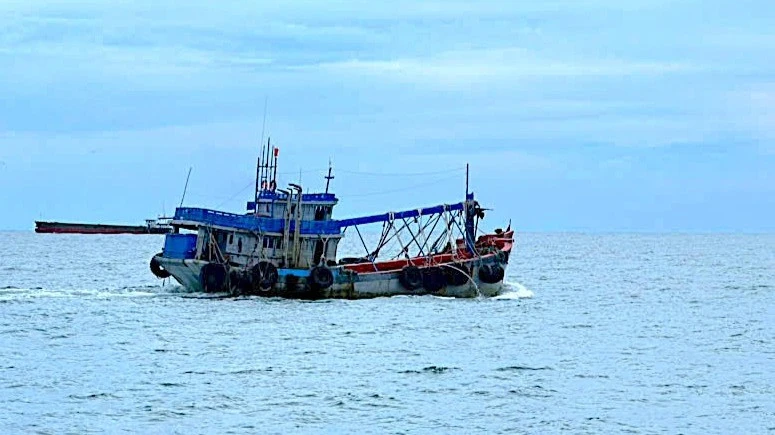 Phát hiện hơn 40.000 lít dầu không rõ nguồn gốc trên biển Cà Mau Phát hiện hơn 40.000 lít dầu không rõ nguồn gốc trên biển Cà Mau