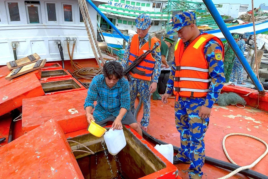 Phát hiện hơn 40.000 lít dầu không rõ nguồn gốc trên biển Cà Mau Phát hiện hơn 40.000 lít dầu không rõ nguồn gốc trên biển Cà Mau