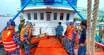 Phát hiện hơn 40.000 lít dầu không rõ nguồn gốc trên biển Cà Mau