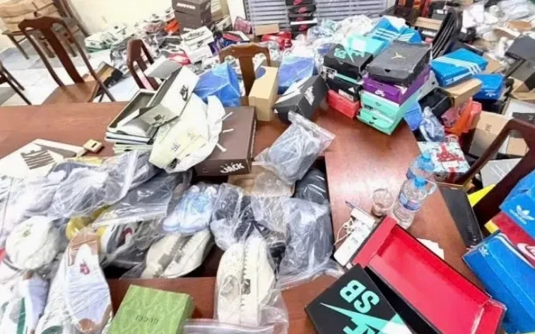Phát hiện hơn 500 đôi giày, dép giả nhãn hiệu Nike, Gucci, Louis VuiTinVinan Phát hiện hơn 500 đôi giày, dép giả nhãn hiệu Nike, Gucci, Louis VuiTinVinan