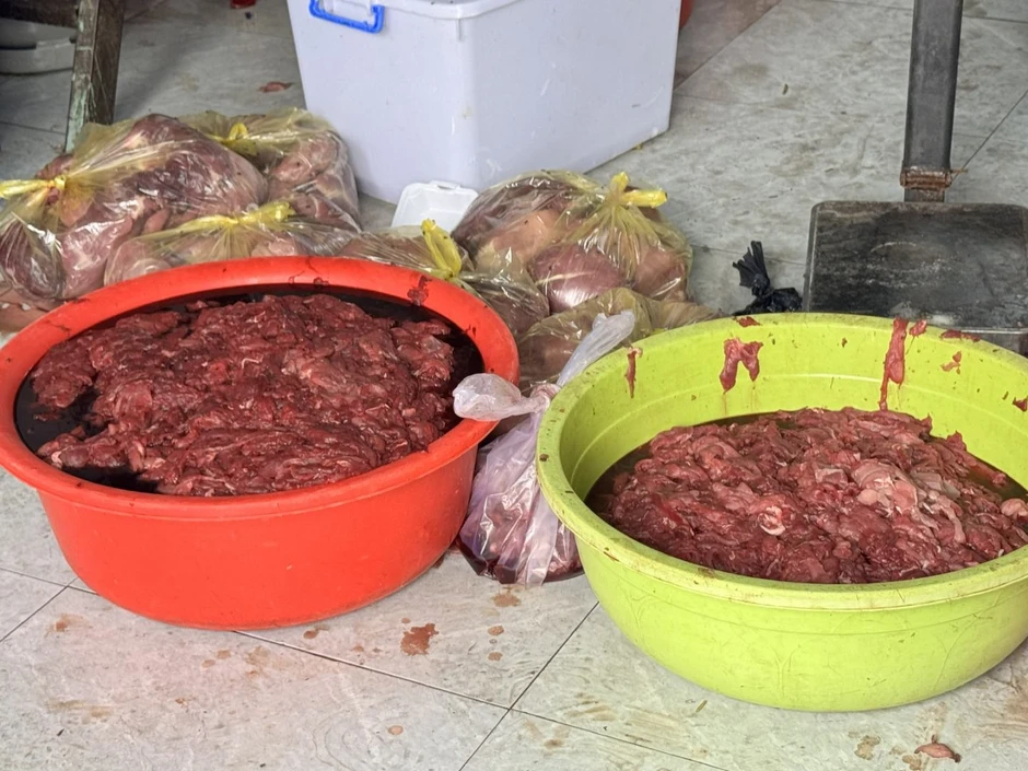 Phát hiện hơn 65 tấn thịt bò giả, thịt ngâm hóa chất đã bán ra thị trường Phát hiện hơn 65 tấn thịt bò giả, thịt ngâm hóa chất đã bán ra thị trường