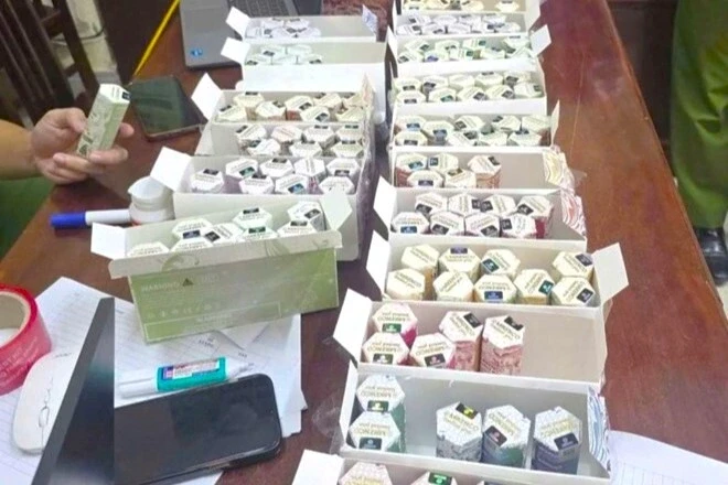 Phát hiện hơn 800 sản phẩm thuốc lá điện tử tại một cửa hàng ở Ninh Bình Phát hiện hơn 800 sản phẩm thuốc lá điện tử tại một cửa hàng ở Ninh Bình