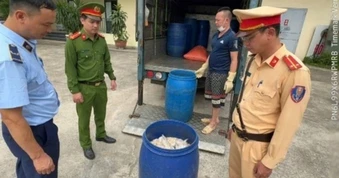 Phát hiện hơn một tấn lòng lợn đã bốc mùi trên xe tải