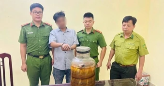 Phát hiện người đàn ông bán rượu ngâm rắn hổ mang chúa