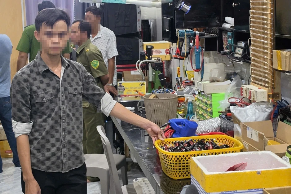 Phát hiện "lò" làm bộ kích điện quy mô lớn do thanh niên 26 tuổi làm chủ Phát hiện "lò" làm bộ kích điện quy mô lớn do thanh niên 26 tuổi làm chủ