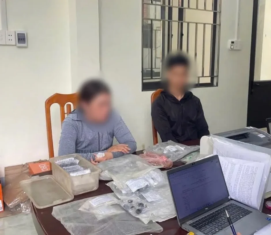 Phát hiện "thuốc lạ" không tem nhãn bày bán ở chợ vùng cao Phát hiện "thuốc lạ" không tem nhãn bày bán ở chợ vùng cao