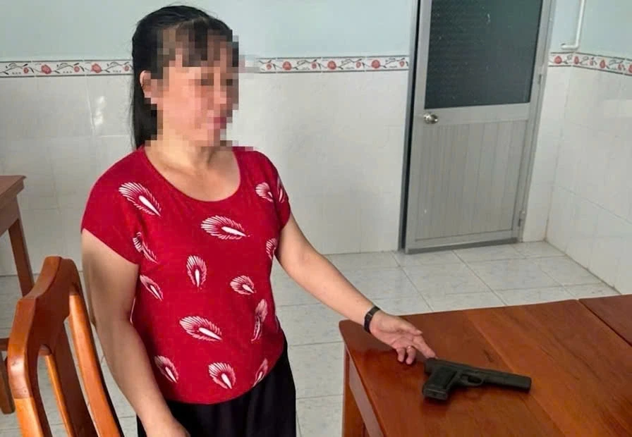 Phát hiện súng K54 trong tủ quần áo của cha, con gái mang nộp công an Phát hiện súng K54 trong tủ quần áo của cha, con gái mang nộp công an