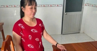 Phát hiện súng K54 trong tủ quần áo của cha, con gái mang nộp công an