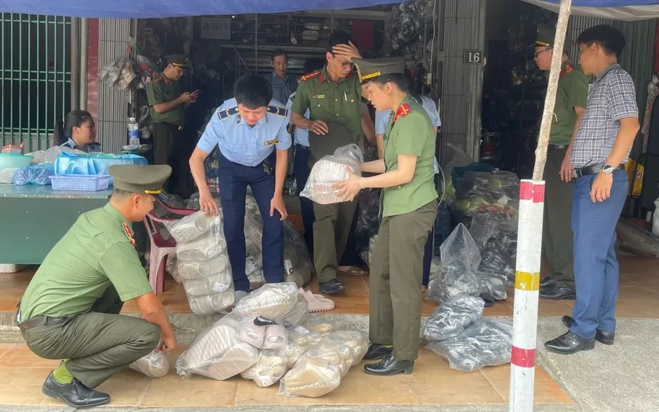 Phát hiện, tạm giữ 350 sản phẩm nghi giả mạo nhãn hiệu nổi tiếng Phát hiện, tạm giữ 350 sản phẩm nghi giả mạo nhãn hiệu nổi tiếng