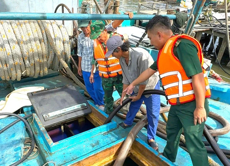 Phát hiện tàu cá vận chuyển hơn 31.000 lít dầu không rõ nguồn gốc Phát hiện tàu cá vận chuyển hơn 31.000 lít dầu không rõ nguồn gốc