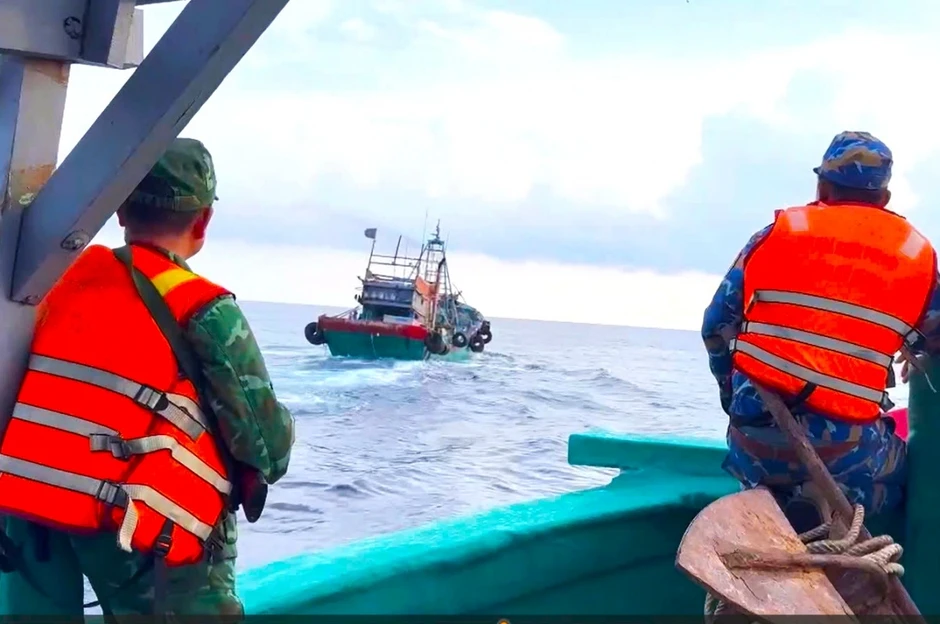 Phát hiện tàu cá vận chuyển hơn 31.000 lít dầu không rõ nguồn gốc Phát hiện tàu cá vận chuyển hơn 31.000 lít dầu không rõ nguồn gốc