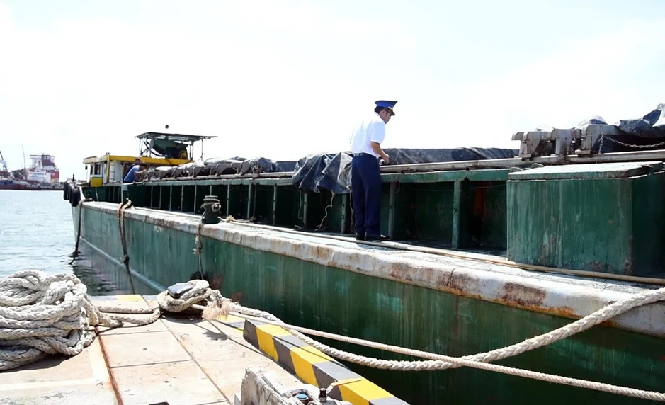 Phát hiện tàu chở 20 tấn phân bón không có giấy tờ trên vùng biển Côn Đảo Phát hiện tàu chở 20 tấn phân bón không có giấy tờ trên vùng biển Côn Đảo