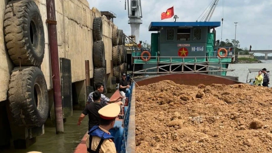 Phát hiện tàu chuyển 700 m³ đất “không giấy tờ” trên sông Hồng tại Ninh Bình Phát hiện tàu chuyển 700 m³ đất “không giấy tờ” trên sông Hồng tại Ninh Bình