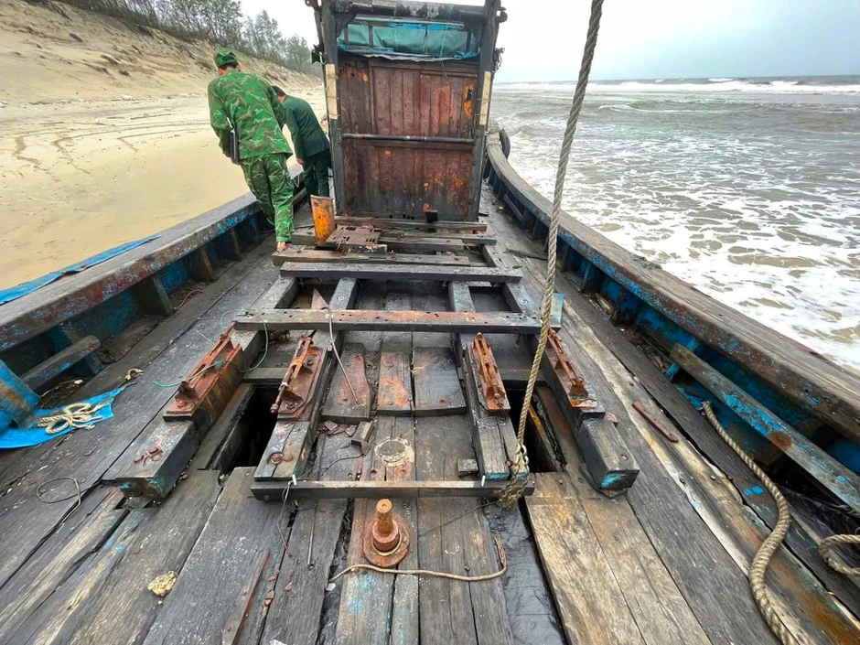 Phát hiện tàu gỗ trôi dạt vào biển Quảng Trị Phát hiện tàu gỗ trôi dạt vào biển Quảng Trị