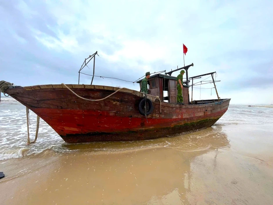 Phát hiện tàu gỗ trôi dạt vào biển Quảng Trị Phát hiện tàu gỗ trôi dạt vào biển Quảng Trị