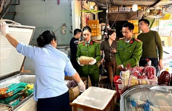 Phát hiện, thu giữ 4 tấn thực phẩm không rõ nguồn gốc