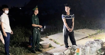 Phát hiện “tử thần” trong hàng chục bao đựng thức ăn gia súc