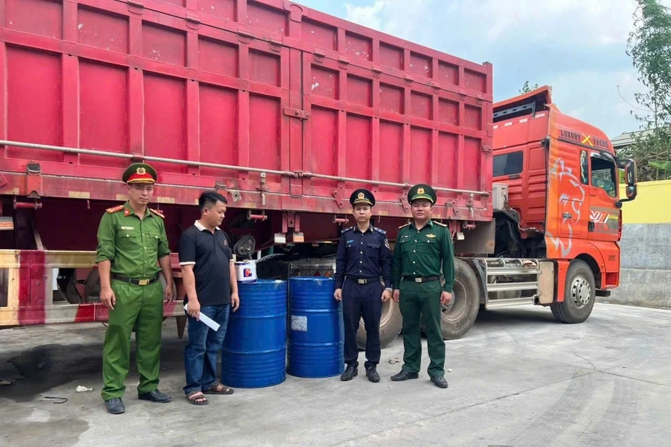 Phát hiện xe đầu kéo được gắn thùng kim loại để đưa dầu ra nước ngoài Phát hiện xe đầu kéo được gắn thùng kim loại để đưa dầu ra nước ngoài