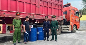 Phát hiện xe đầu kéo được gắn thùng kim loại để đưa dầu ra nước ngoài