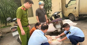 Phát hiện xe máy chở 210kg lòng lợn có dấu hiệu phân hủy