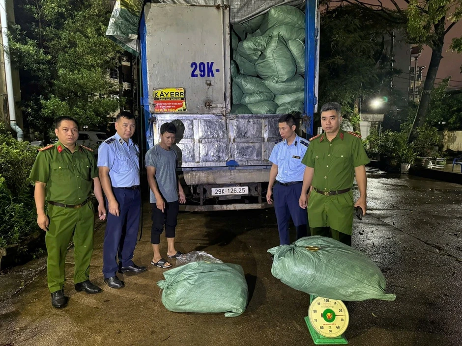 Phát hiện xe tải chở hơn 8,7 tấn chân gà không rõ nguồn gốc Phát hiện xe tải chở hơn 8,7 tấn chân gà không rõ nguồn gốc