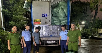Phát hiện xe tải chở hơn 8,7 tấn chân gà không rõ nguồn gốc
