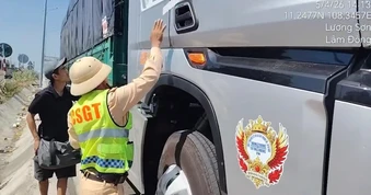 Phạt hơn 100 triệu đồng xe đầu kéo '4 không' trên cao tốc Vĩnh Hảo - Phan Thiết