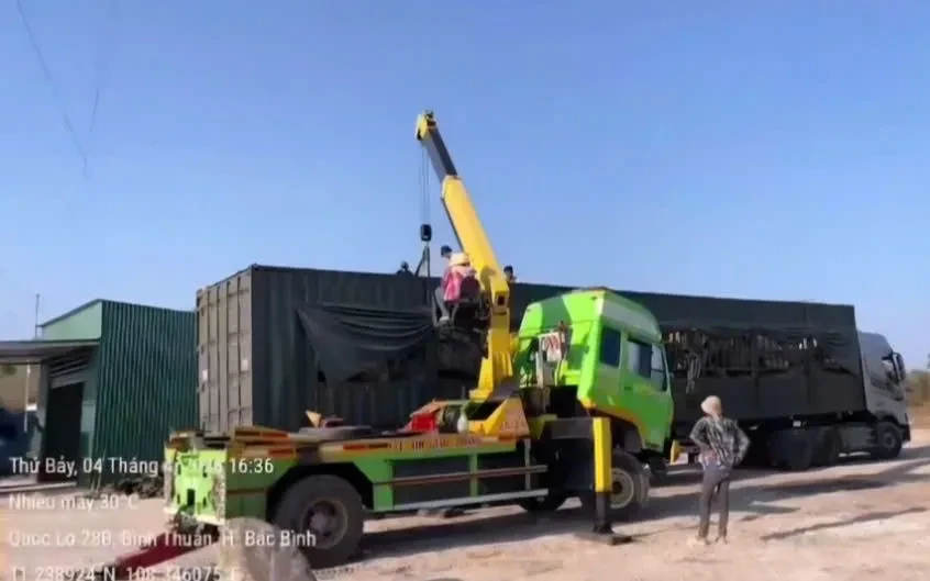 Phạt hơn 77 triệu đồng xe đầu kéo chở quá tải trên cao tốc Phạt hơn 77 triệu đồng xe đầu kéo chở quá tải trên cao tốc