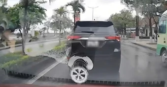 Phạt tài xế dừng xe giữa đường gây cản trở giao thông ở Quảng Trị