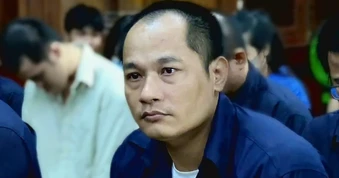 Phía sau xe gian là nước mắt người nghèo