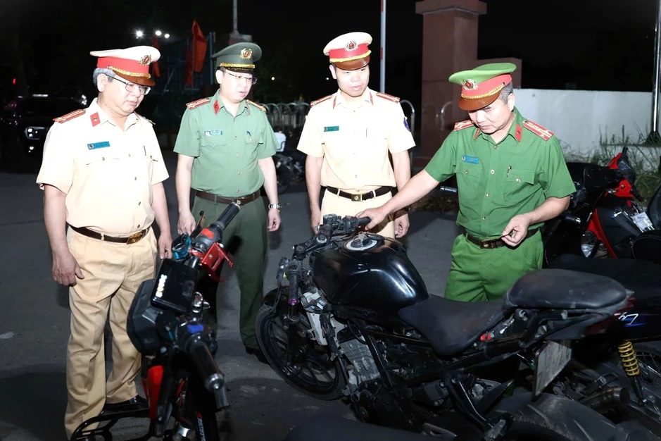 Phó Giám đốc Công an Ninh Bình xuống đường chỉ đạo truy bắt "quái xế" Phó Giám đốc Công an Ninh Bình xuống đường chỉ đạo truy bắt "quái xế"