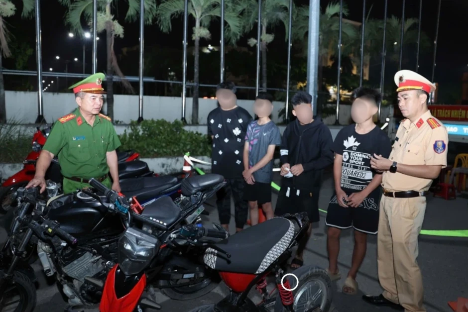 Phó Giám đốc Công an Ninh Bình xuống đường chỉ đạo truy bắt "quái xế" Phó Giám đốc Công an Ninh Bình xuống đường chỉ đạo truy bắt "quái xế"
