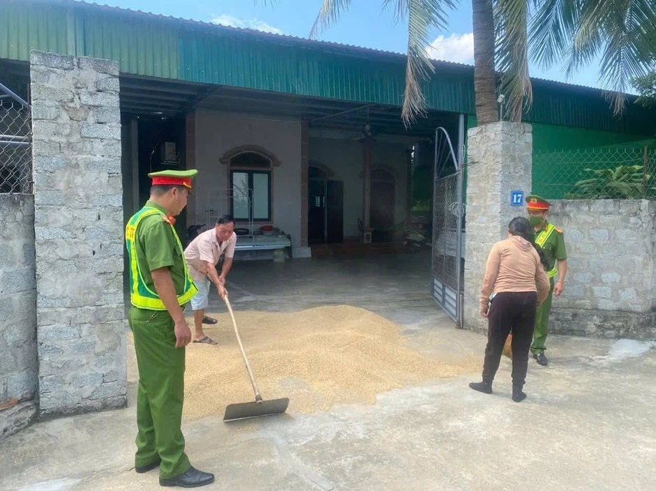 Phơi lúa lấn đường, người phụ nữ dùng cào chặn xe tải, tấn công tài xế Phơi lúa lấn đường, người phụ nữ dùng cào chặn xe tải, tấn công tài xế