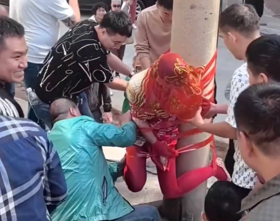 Phù dâu gãy sống lưng sau trò đùa 'truyền thống' của dàn phù rể Phù dâu gãy sống lưng sau trò đùa 'truyền thống' của dàn phù rể