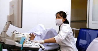 Phụ nữ độc thân sinh con bằng thụ tinh trong ống nghiệm: Đảm bảo quyền lợi cho mẹ và trẻ