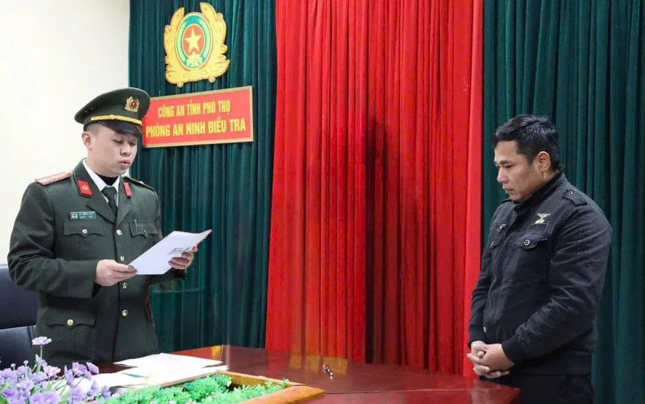 Phú Thọ: Ngụy trang súng quân dụng thành “dụng cụ thông bồn cầu”, 6 đối tượng bị khởi tố Phú Thọ: Ngụy trang súng quân dụng thành “dụng cụ thông bồn cầu”, 6 đối tượng bị khởi tố