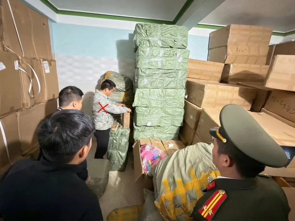 Phú Thọ: Ngụy trang súng quân dụng thành “dụng cụ thông bồn cầu”, 6 đối tượng bị khởi tố Phú Thọ: Ngụy trang súng quân dụng thành “dụng cụ thông bồn cầu”, 6 đối tượng bị khởi tố