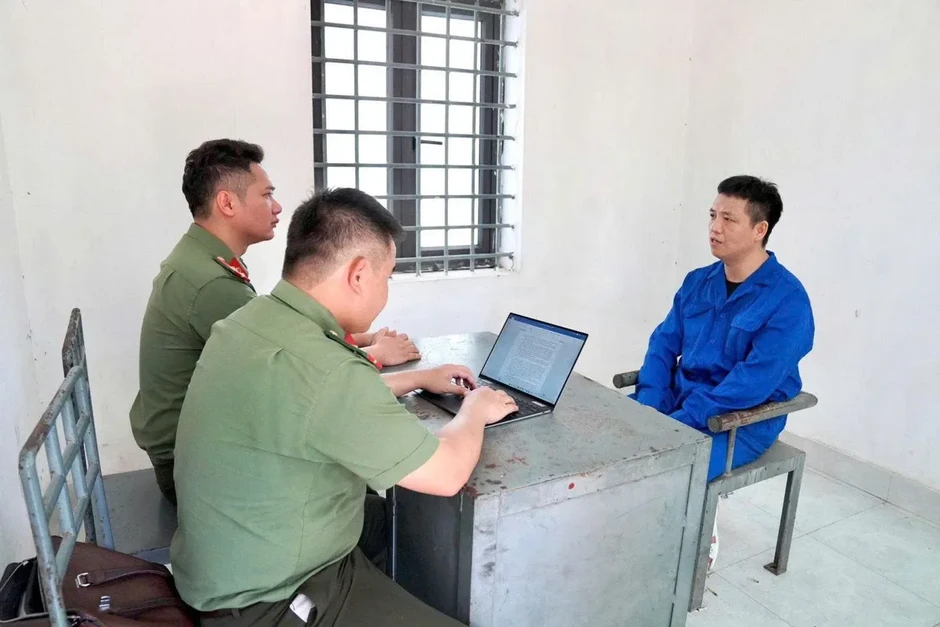 Phú Thọ: Ngụy trang súng quân dụng thành “dụng cụ thông bồn cầu”, 6 đối tượng bị khởi tố Phú Thọ: Ngụy trang súng quân dụng thành “dụng cụ thông bồn cầu”, 6 đối tượng bị khởi tố