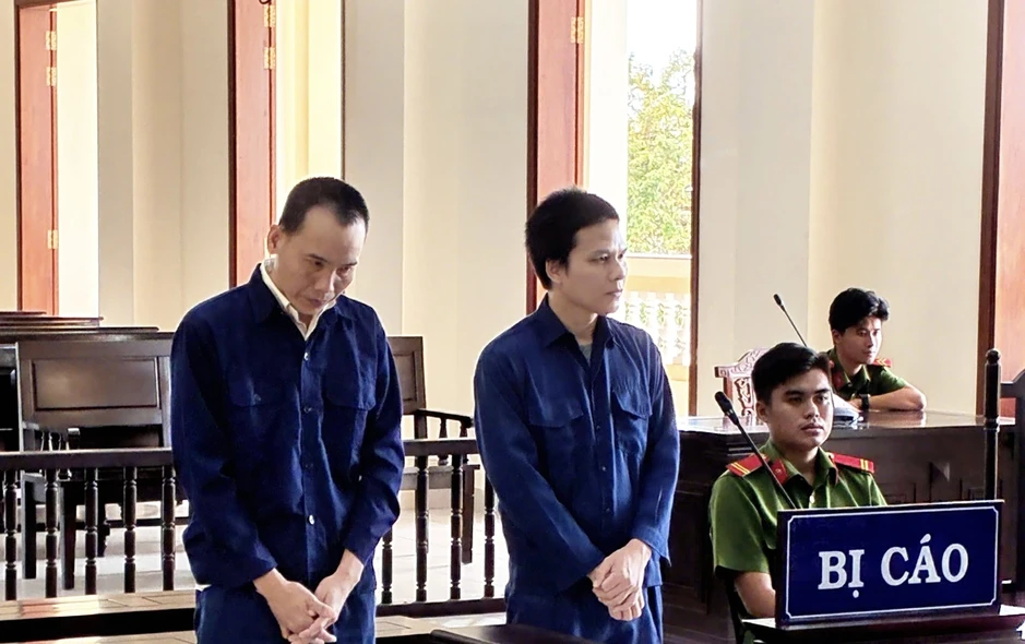 Quản lý bắt tay thủ kho “tuồn” hơn 86 tấn thức ăn chăn nuôi ra ngoài Quản lý bắt tay thủ kho “tuồn” hơn 86 tấn thức ăn chăn nuôi ra ngoài